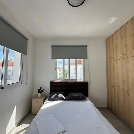 Ocean Breeze 2br House * פאראלימני
